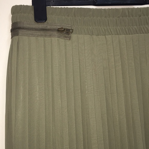 🆕NY&Co accordion style pleated skirt - Picture 3 of 8